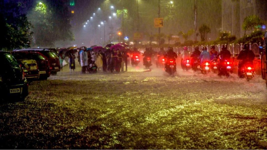 Chennai Rain: பகலில் வாட்டி வதைத்த வெயில்... இரவில் வெளுத்து வாங்கிய மழை... சில்லுன்னு மாறிய சென்னை!