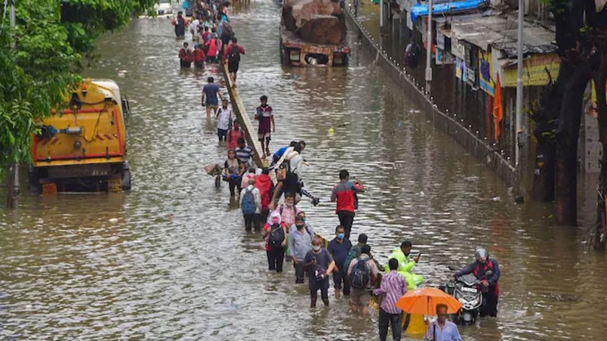 மும்பையை புரட்டி எடுக்கும் கனமழை; இயல்பு நிலை முடங்கியது... ஆரஞ்சு அலெர்ட்!