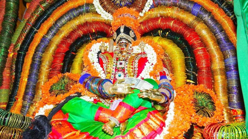 Aadi Pooram 2024 : ஆடிப்பூரம் நாளில் அம்மனுக்கு வளையல்.. என்னென்ன பலன்கள்