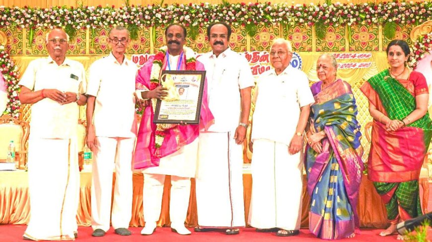 Vairamuthu : வைரமுத்துக்கு 'முத்தமிழ்ப் பெருங்கவிஞர்' பட்டம்.. மதுரை தமிழ் இசைச் சங்கம் வழங்கியது!