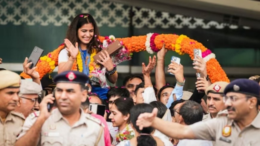 Manu Bhaker: மக்களின் அன்பு மழையில் நனைந்த மனு பாக்கர்.. சாதனை மங்கைக்கு உற்சாக வரவேற்பு!