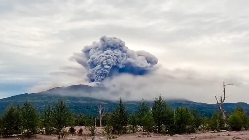 Volcano Erupts: நிலநடுக்கத்தால் வெடித்துச் சிதறும் எரிமலைகள்.. ரஷ்யாவில் பரபரப்பு!